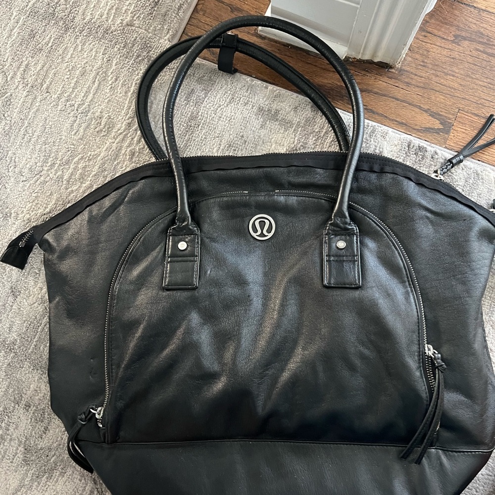 Black lululemon tote bag.